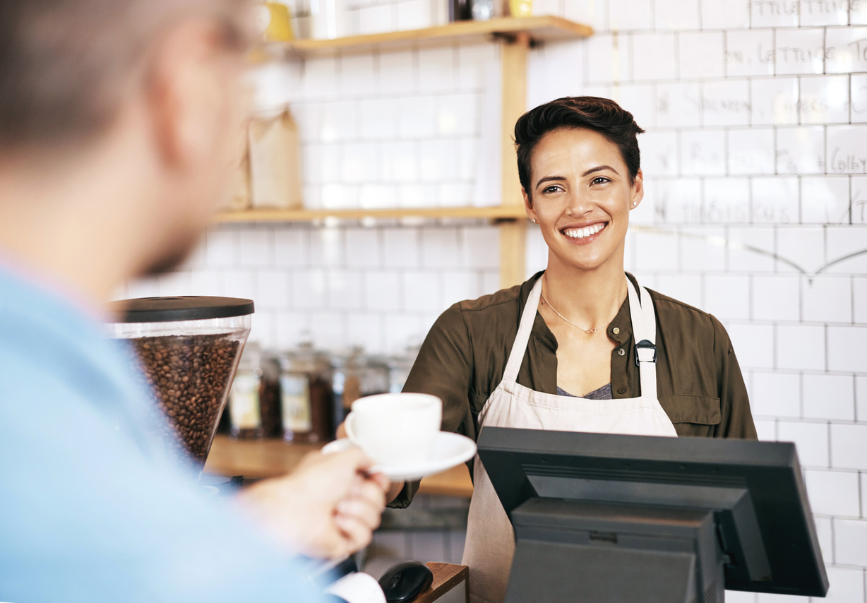 Кофейни поток клиентов. Пекарь девушка фото. Женщина охранник. Большой поток клиентов. Женщина сторож.